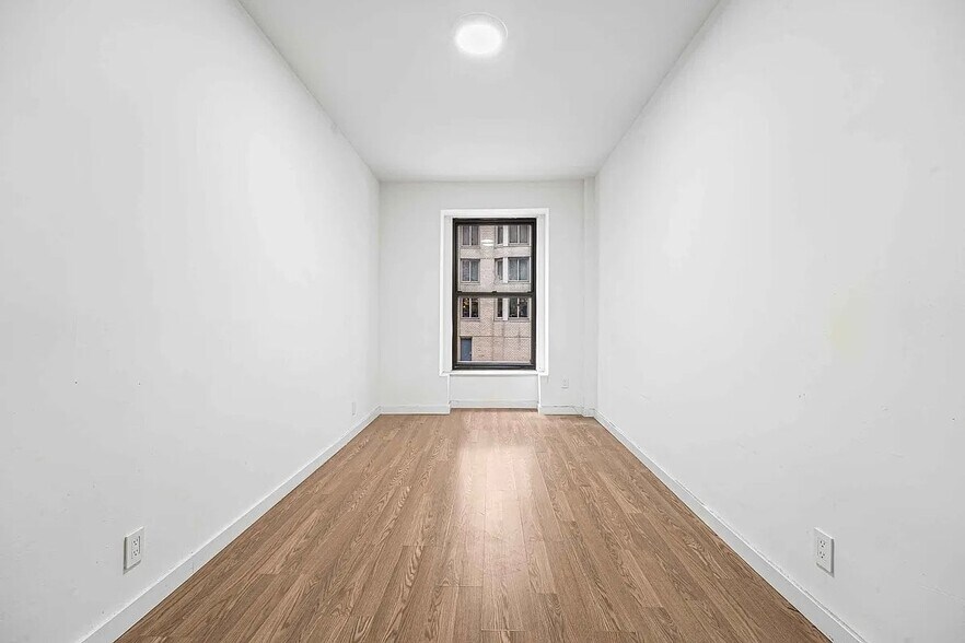 Building Photo - 160 W 54th St