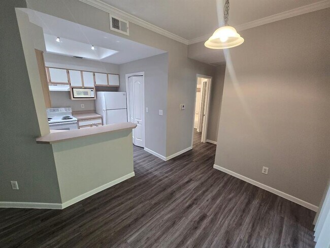 Building Photo - 6000-14 Shepherd Mountain Cove