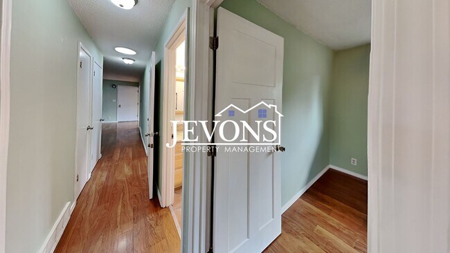Building Photo - $1,000 Rent Credit if move-in occurs befor...