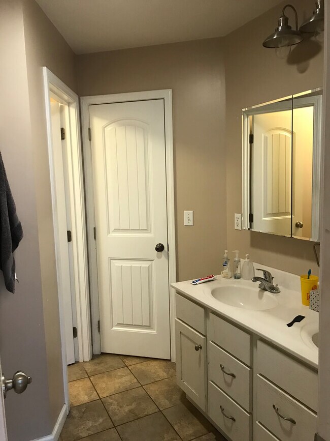 Building Photo - 908 W Mill St