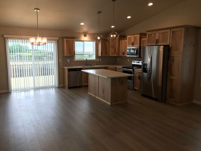 Building Photo - 4 Bed 2 Bath Single Family Home