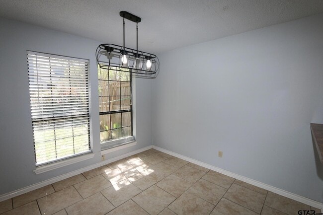 Building Photo - 963 Creekside Drive