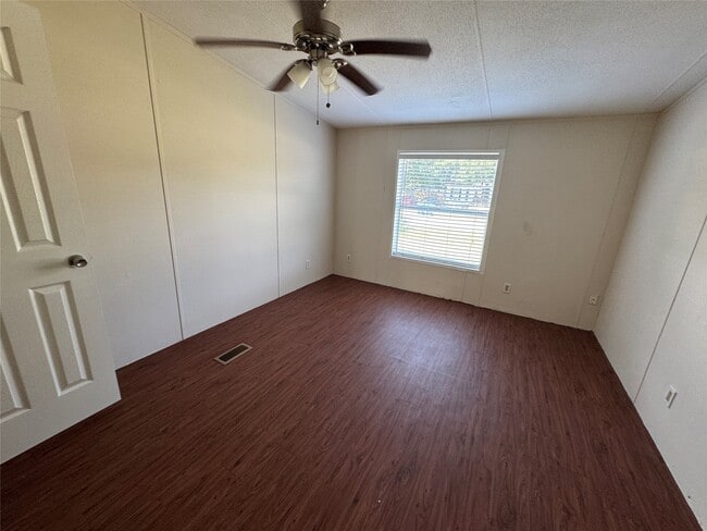 Building Photo - 146 Carmen Blvd