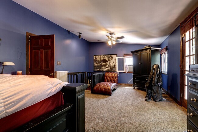 Building Photo - Bungalow in Desirable Highlands! Location Matters!