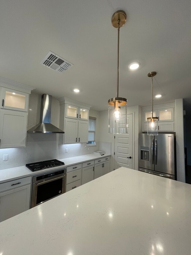 Building Photo - Beautiful new home with open floor plan av...