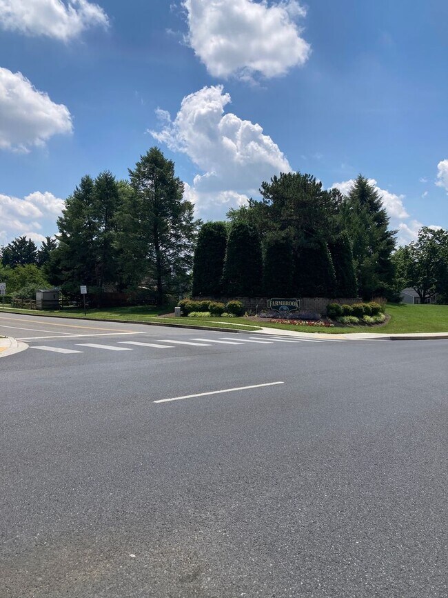 Building Photo - Farmbrook Rental