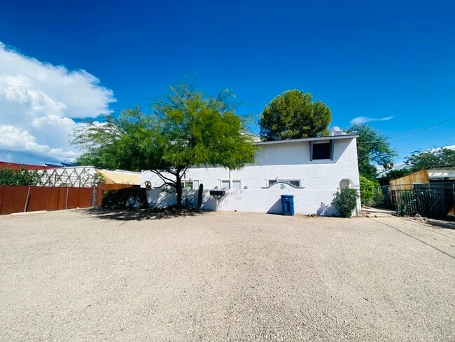 Building Photo - Washer/Dryer in Unit! Remodeled Townhome i...