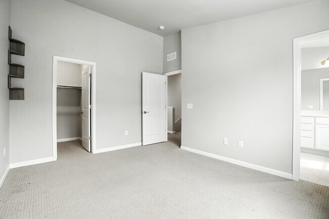 Building Photo - 2-Bed, 2.5-Bath Townhome — 2 Weeks Free Rent!