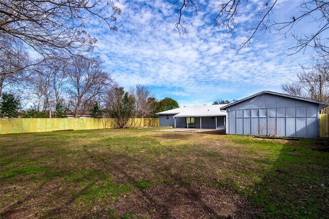 Building Photo - 207 N Cougar Ave