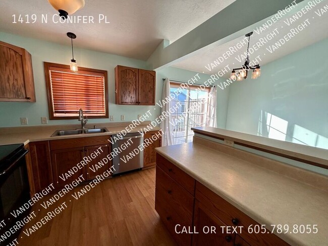Building Photo - 1419 N Conifer Pl
