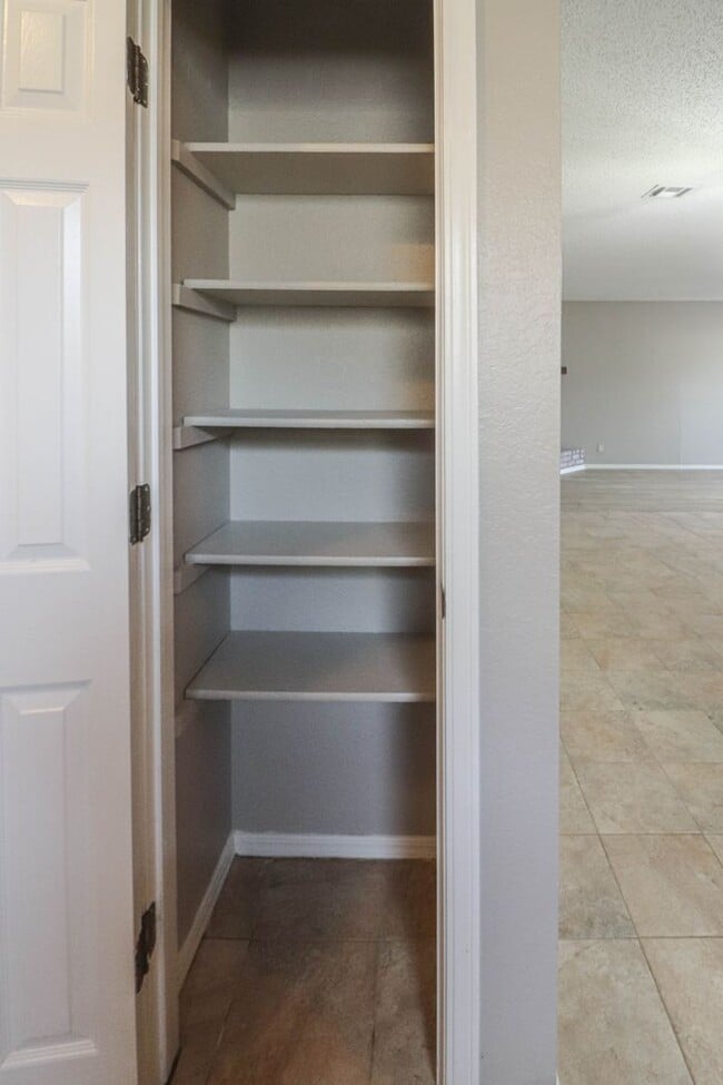 Building Photo - Cozy & Updated