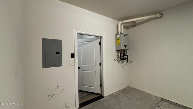 Building Photo - 6561 Hoop St