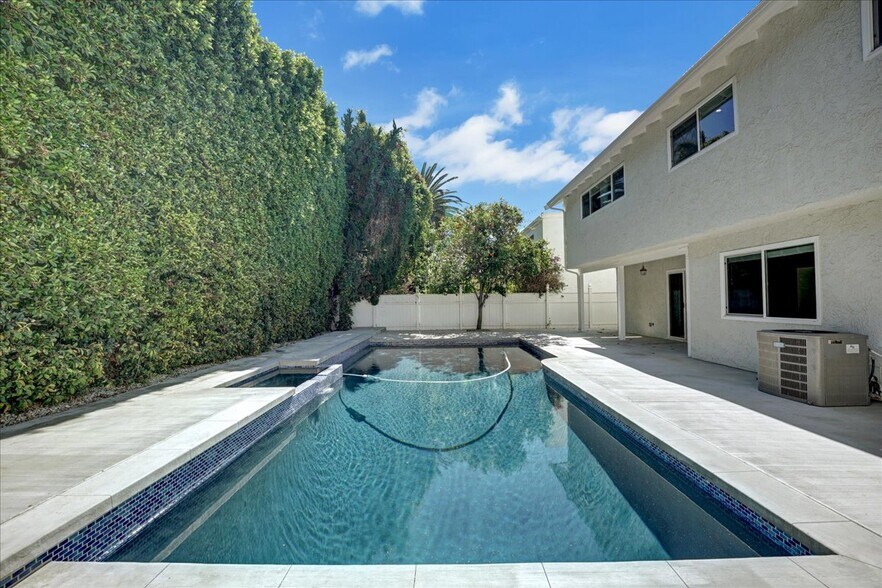 Building Photo - 5346 Tyrone Ave