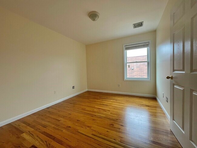 Building Photo - 264 Custer Ave
