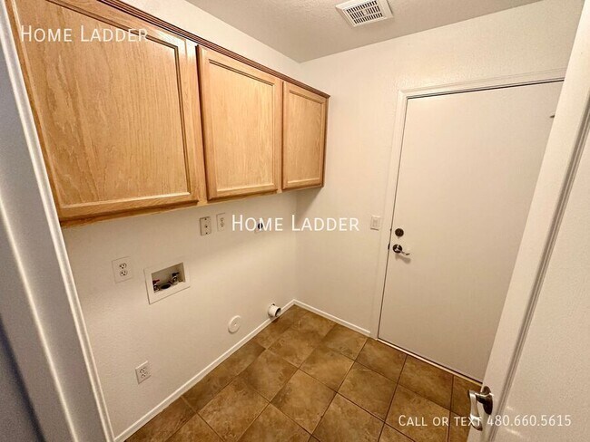 Building Photo - 1028 S Roca St