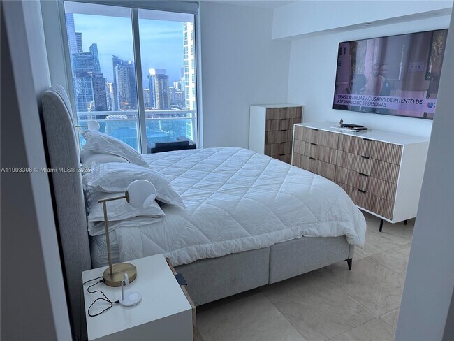 Building Photo - 950 Brickell Bay Dr