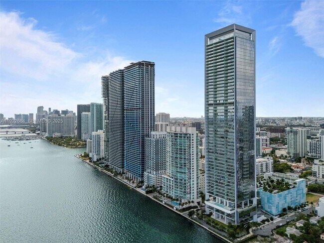 Building Photo - 700 NE 26th Terrace