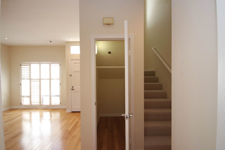 Building Photo - 111 S Oak Knoll Ave