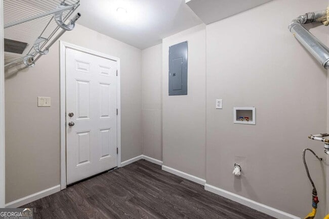 Building Photo - 2439 Parkland Dr