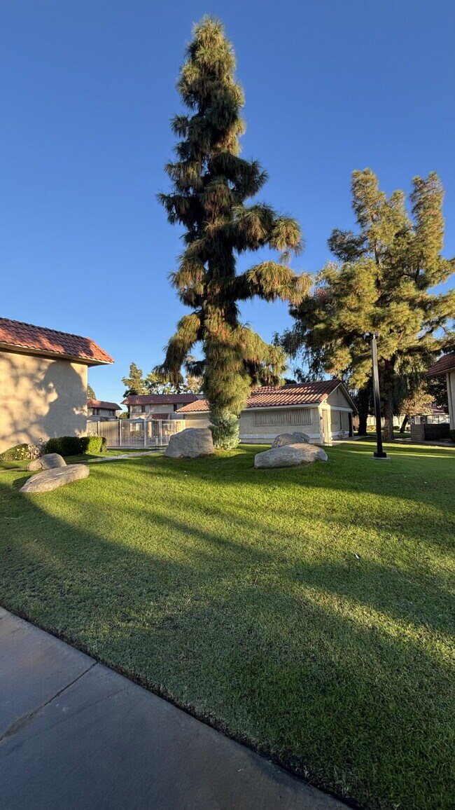 Building Photo - 2 Bedrooms Townhomes - $ave $250
Move-in Costs by Sep 15th!