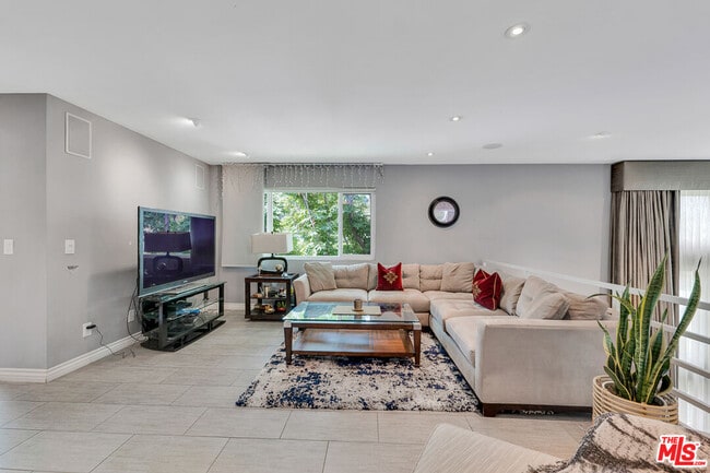 Building Photo - 13563 Contour Dr