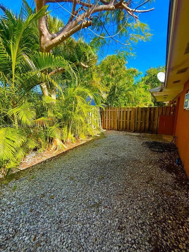 Building Photo - 1055 NE 34th Ct