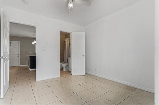 Building Photo - 709 SW 13th Ave