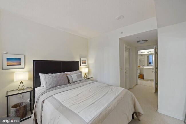 Building Photo - 851 N Glebe Rd