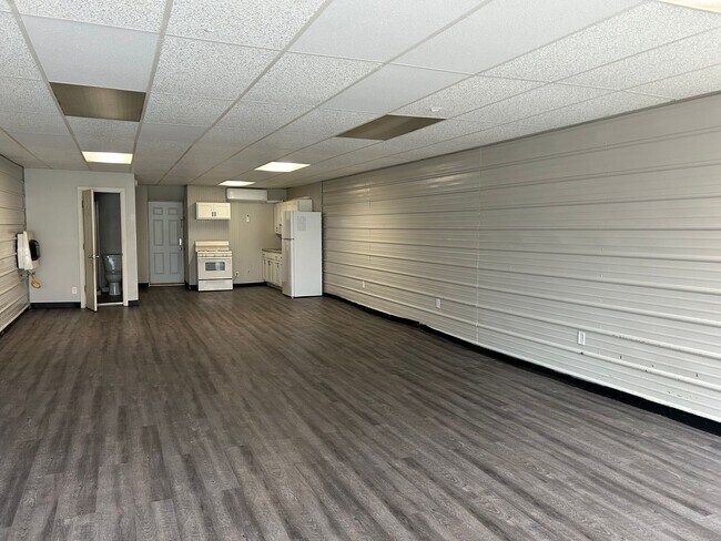 Building Photo - 105 W Emeline St