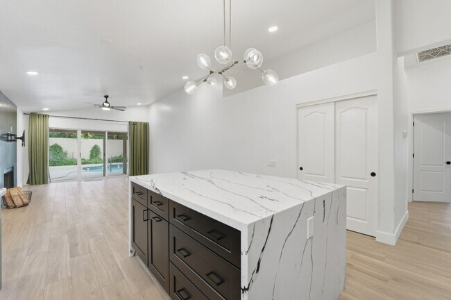 Building Photo - Modern & Spacious 3 Bed 2 Bath Home in Nor...