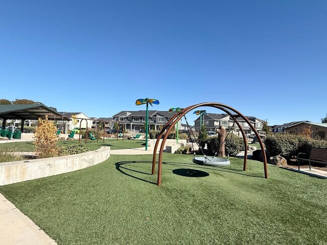 Building Photo - Updated 4 Bedroom Home with Stunning Private Backyard