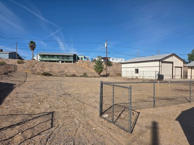 Building Photo - LAND, LAND AND MORE LAND! 2 bed/2 bath Manufactured home in Bullhead City on Huge double lot!