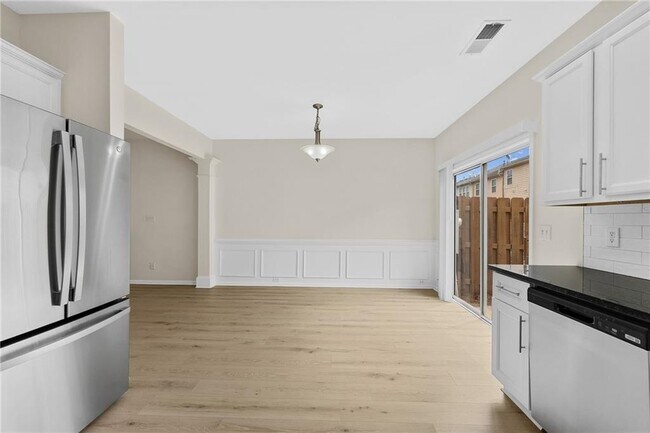 Building Photo - 318 Knelston Oak Dr NE