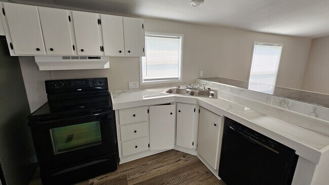 Building Photo - 610 E Branch Dr