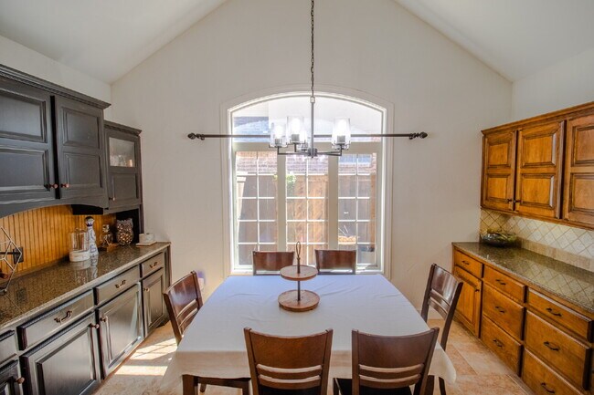 Building Photo - Luxury Living in Preston Manor