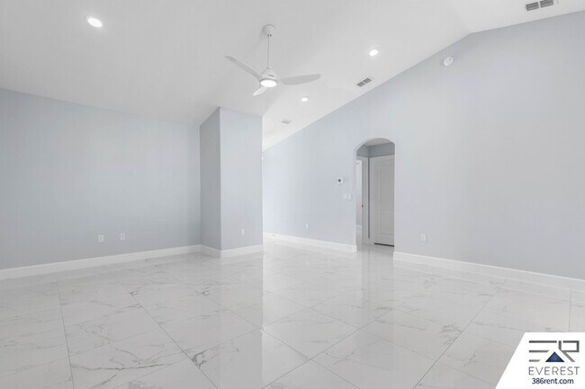 Building Photo - 10 Llovera Pl