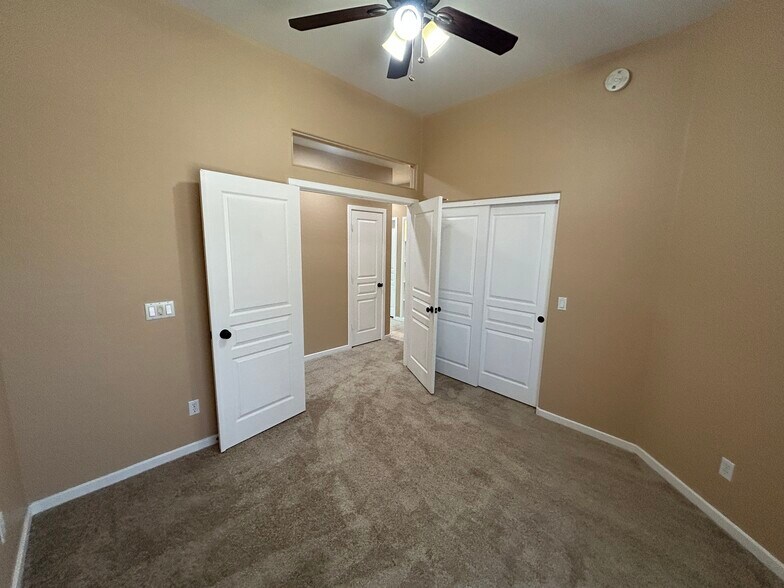 Building Photo - 2041 E Fawn Dr