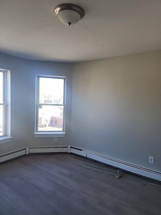Building Photo - Newly Renovated 3 Bedroom Apartment