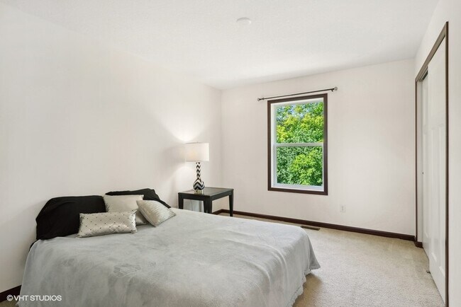 Bedroom 11x9.1ft - 4505 Yellowstone Ln N