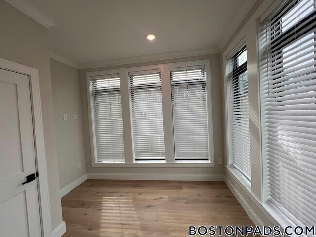 Building Photo - 157 Everett St