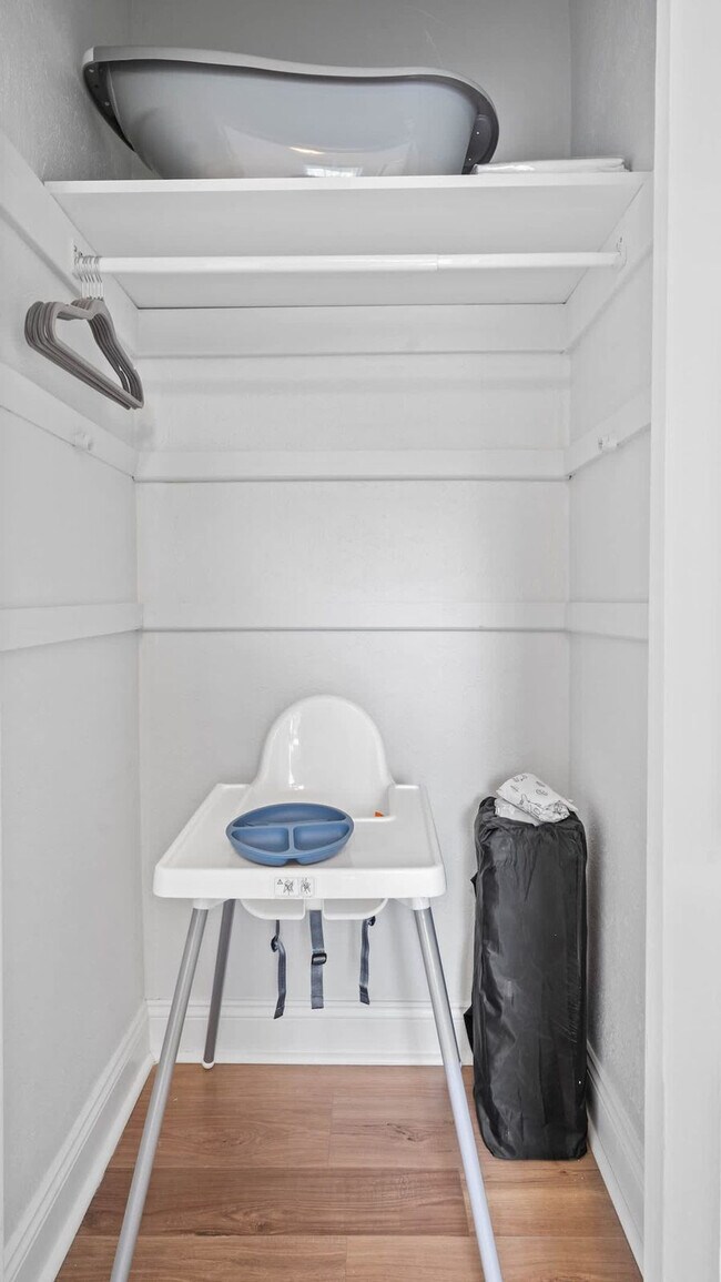 Building Photo - 720 1/2 West Woodlawn Avenue-SI ID1271939P