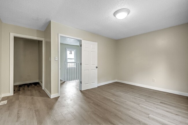 Building Photo - 4 Bedrooms 3 Baths Bristol TN