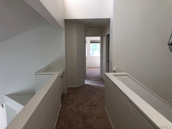 Building Photo - Beautiful End-Unit Townhome in the Desirab...