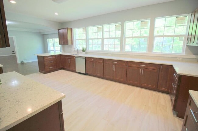 Building Photo - 174 Arlington Road