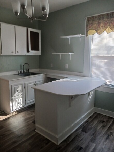 Building Photo - 323 Sortwell St