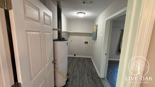 Building Photo - MOVE IN SPECIAL: $500 OFF 1ST MONTH'S RENT!**