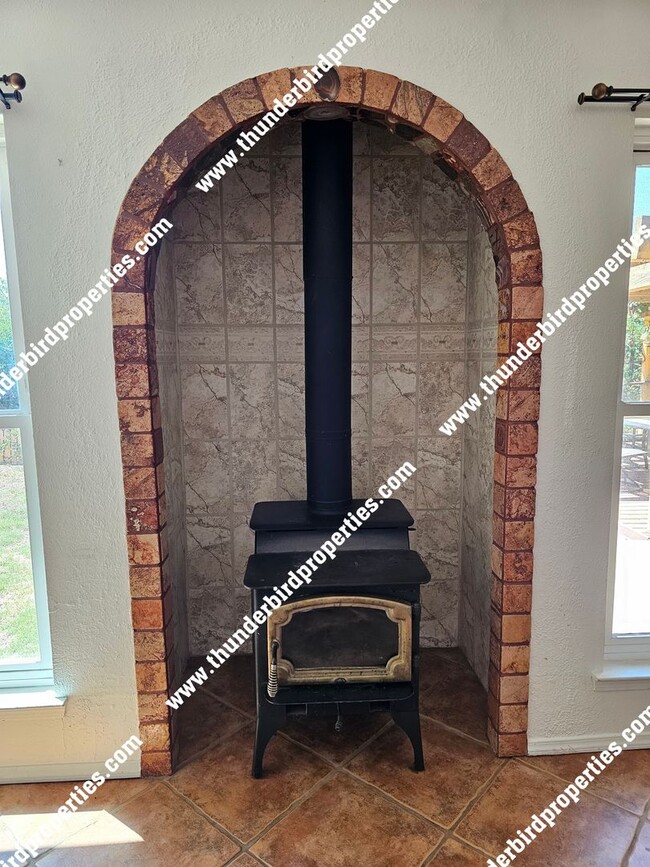 Building Photo - 3 bedroom, 2 baths  with great backyard oa...