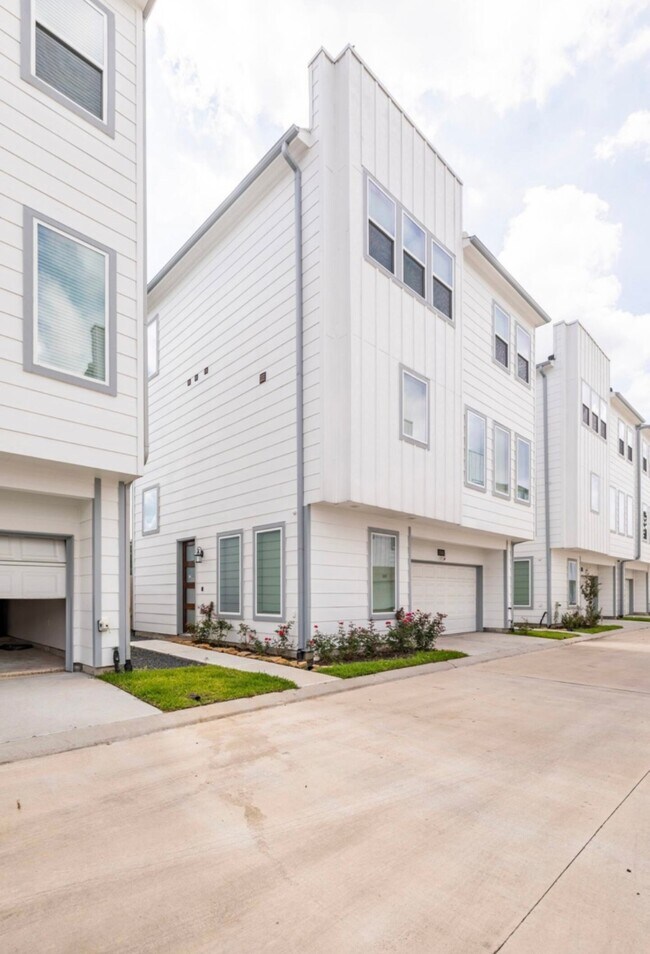 Building Photo - 1740 Cove Cres Ct