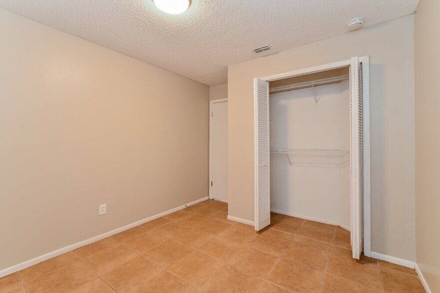 Building Photo - 1388 La Paloma Cir