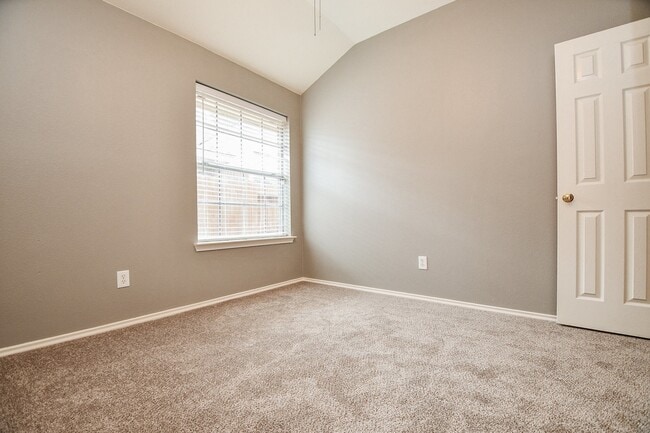 Building Photo - 4622 Forest Home Dr